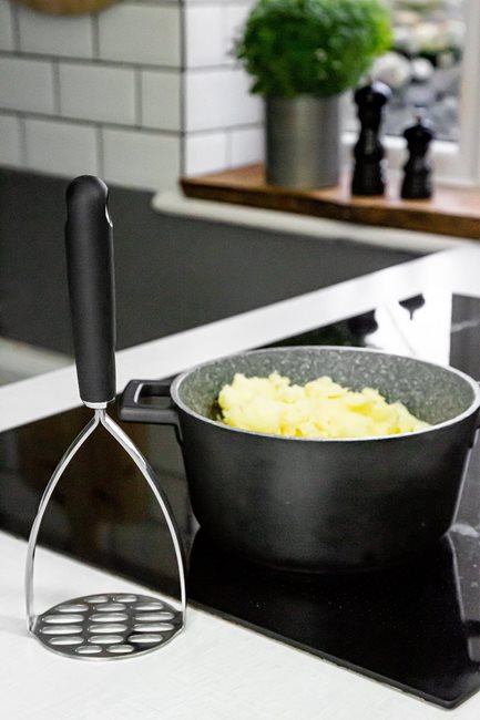 Прибор за приготвяне на картофено пюре, неръждаема стомана, 28 см - произведен от Kitchen Craft