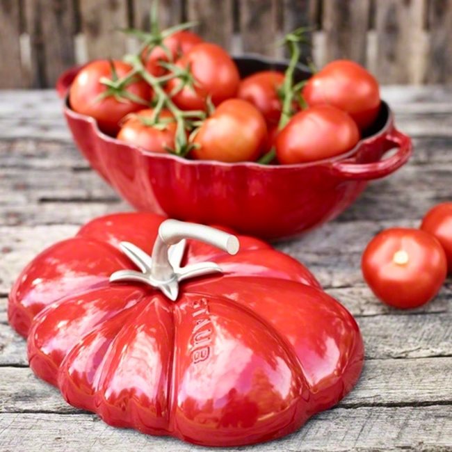 Тенджера за готвене "Cocotte", доматенообразна, изработена от чугун, 25 см/2,9 л, Cherry - Staub