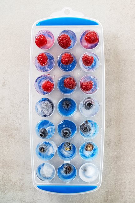 Тава за приготвяне на кубчета лед, 28 х 12 см, силикон, синя - от Kitchen Craft