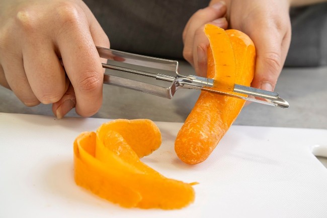 Прибор за белене на плодове/зеленчуци с въртящо се острие - от Kitchen Craft